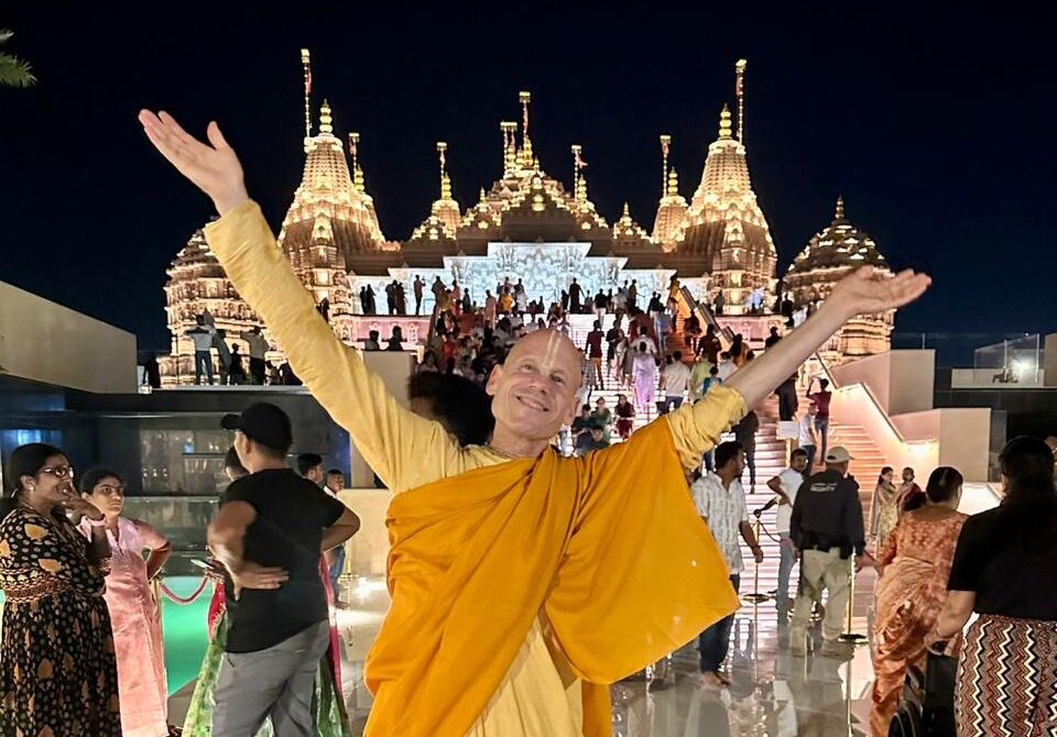 ८