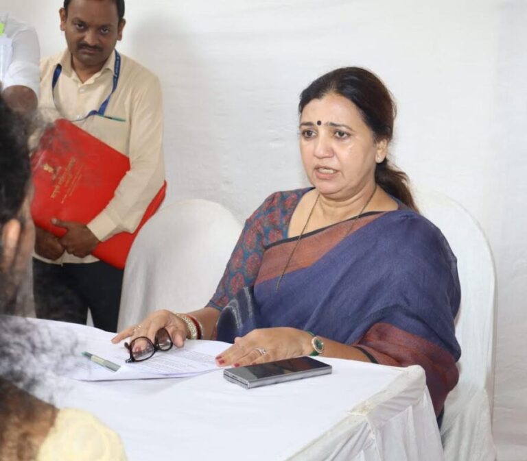 आसूड गावातील झोपडपट्टीधारकांच्या   पुनर्वसनाबाबत शासन सकारात्मक  – राज्यमंत्री माधुरी मिसाळ