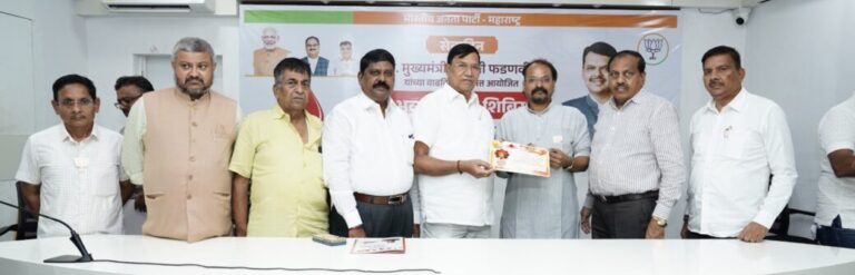 विक्रमी रक्तदान करत भाजपा तर्फे मुख्यमंत्री देवेंद्र फडणवीस यांचा वाढदिवस साजरा