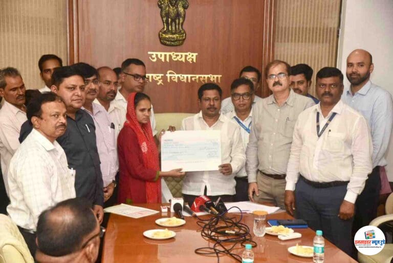 विधानसभा उपाध्यक्ष अण्णा बनसोडे यांच्या हस्ते अपघातग्रस्त कुटुंबाला मदतीचा धनादेश सुपूर्द