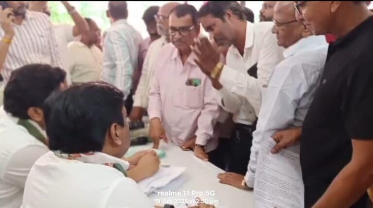 जनता दरबारात माजी मंत्री मुळक यांनी ऐकल्या नागरिकांच्या तक्रारी