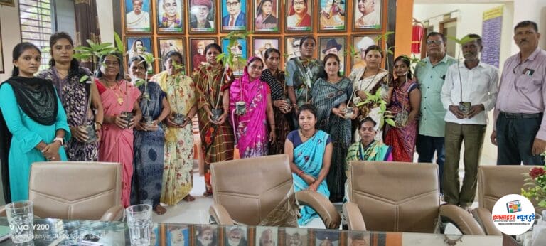 नागदेवतेच्या पूजेसह झाडाची पूजा करून येसंबा येथे ‘एक पेड मा के नाम ‘अंतर्गत महिलांना फळझाडांचे वाटप