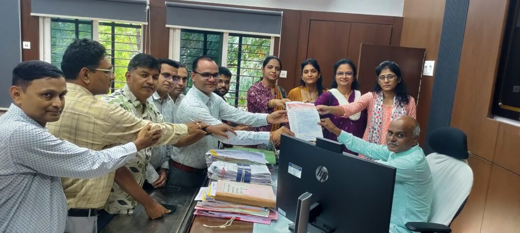 डॉक्टरांच्या व्यावसायिक हक्कांसाठी सावनेरमध्ये एल्गार; सीसीएमपी नोंदणी बंदीविरोधात डॉक्टरांचा निषेध सीसीएमपी नोंदणीवरील बंदीविरोधात निवेदन सादर डॉक्टरांच्या व्यावसायिक हक्कांसाठी सावनेरमध्ये एल्गार; सीसीएमपी नोंदणी बंदीविरोधात डॉक्टरांचा निषेध सीसीएमपी नोंदणीवरील बंदीविरोधात निवेदन सादर