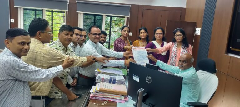 डॉक्टरांच्या व्यावसायिक हक्कांसाठी सावनेरमध्ये एल्गार;  सीसीएमपी नोंदणी बंदीविरोधात डॉक्टरांचा निषेध सीसीएमपी नोंदणीवरील बंदीविरोधात निवेदन सादर