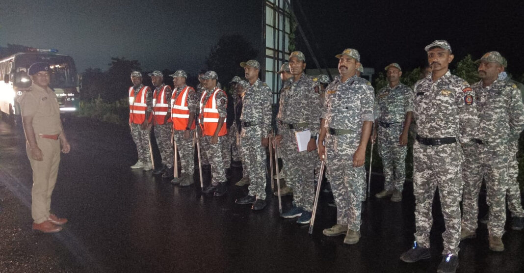 रात्र गस्त दरम्यान कोबींग ऑपरेशन राबवुन केले रेकॉर्डवरील गुन्हेगार चेक आणि नाकाबंदी करून तपासली वाहने रात्र गस्त दरम्यान कोबींग ऑपरेशन राबवुन केले रेकॉर्डवरील गुन्हेगार चेक आणि नाकाबंदी करून तपासली वाहने