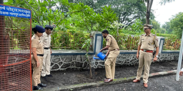 हरीत महाराष्ट्र समृध्द महाराष्ट्र या अभियाना अंतर्गत नागपुर ग्रामीण जिल्हयातील सर्व पोलीस स्टेशन मध्ये करण्यात आले वृक्षारोपण