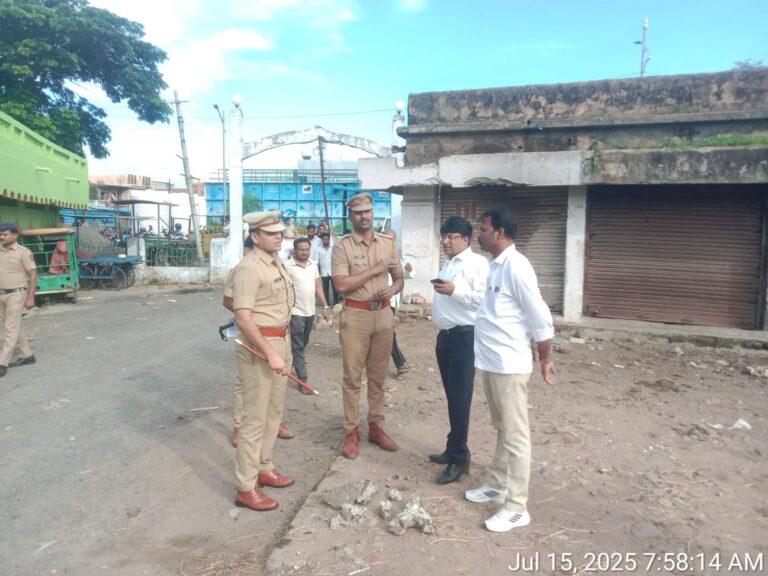 कडक पोलीस बंदोबस्तात हटविले जुनी भाजीमंडी मार्केट  परिसरातील अतिक्रमण नगर परिषदेच्या मालकीची जागा केली मोकळी