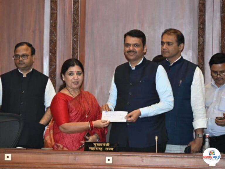 नगरविकास राज्यमंत्री माधुरी मिसाळ यांच्याकडून  मुख्यमंत्री सहायता निधीसाठी २० लाखांचा धनादेश