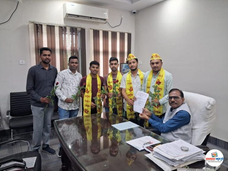 “कॅरी ऑन” संधी नाकारून विद्यार्थ्यांवर अन्याय; गांधीगिरी पद्धतीने गुलाबपुष्प देत नागपूर विद्यापीठ प्रशासनाला जागवण्याचा राष्ट्रीय ओबीसी विद्यार्थी महासंघाचा प्रयत्न