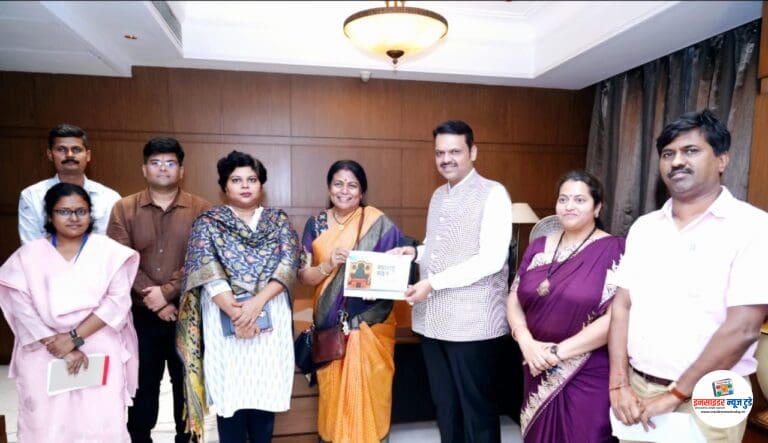 दिल्लीमध्ये महाराष्ट्र शासनामार्फत उभारण्यात येणाऱ्या सांस्कृतिक भवनाचा आराखडा मुख्यमंत्री देवेंद्र फडणवीस यांना सादर