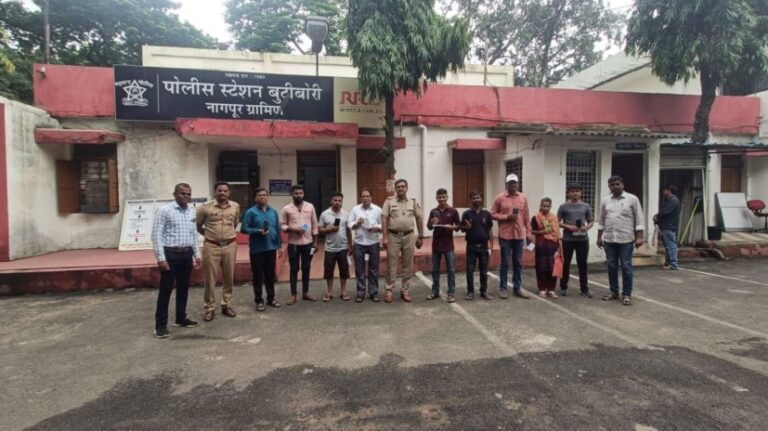 पोलीस स्टेशन बोरी हददीमध्ये हरविलेले/गहाळ झालेले १५ मोबाईल त्यांचे मुळ मालकांना परत देण्यात आले