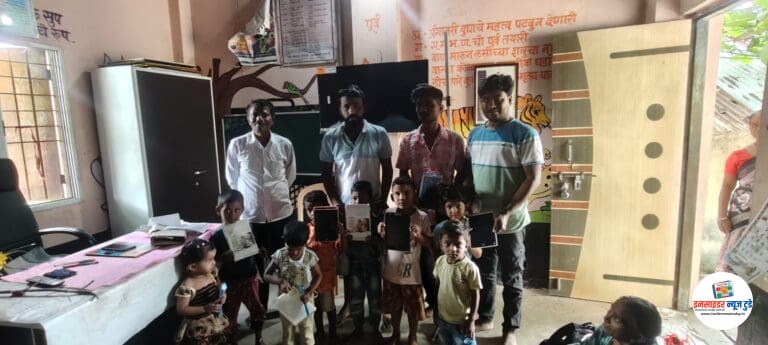  अंगणवाडीत डिजिटल पाटी वाटप