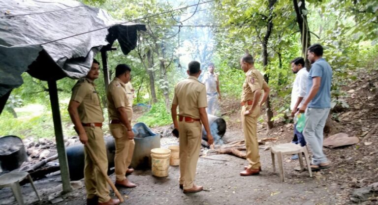 अवैधरित्या मोहाफुल गावठी दारु काढणा-या ५ आरोपीतांवर ५ गुन्हे नोंद कुही पोलीसांची कामगिरी