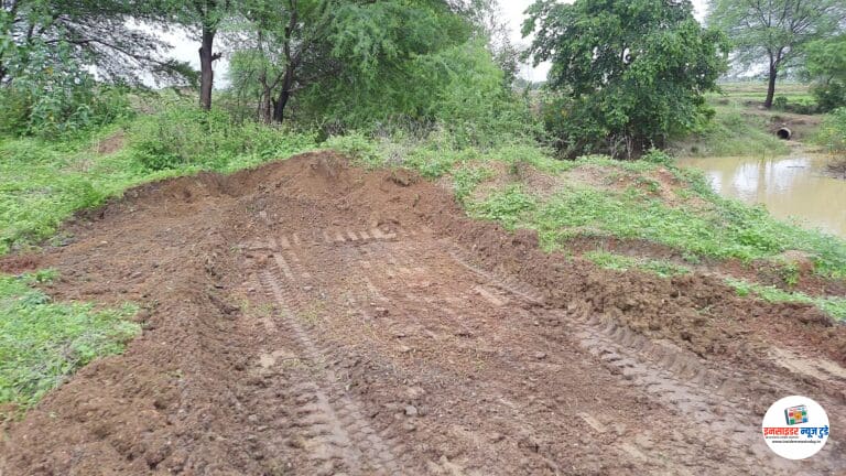अबब!! मातीचे अवैध उत्खनन करून नालीच्या बांधकामास वापर.