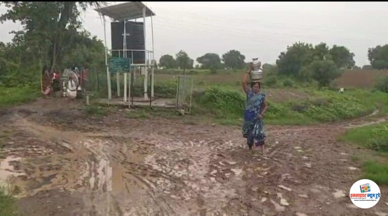 भर पावसाळ्यात नदीकाठच्या कळमनेर गावात पाण्यासाठी जीवघेणा संघर्ष