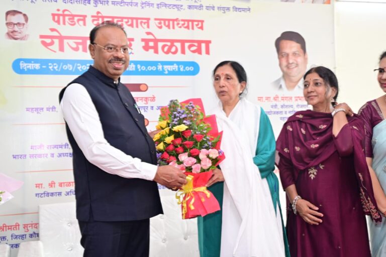 रोजगार मागणाऱ्या पेक्षा रोजगार देणारे उद्योग निर्माण करा महसूल मंत्री चंद्रशेखर बावनकुळे