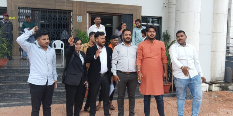 भाजयुमो विद्यार्थी आघाडीचे ‘कॅरी ऑन’ धोरणासाठी कुलगुरूविरोधात आंदोलन