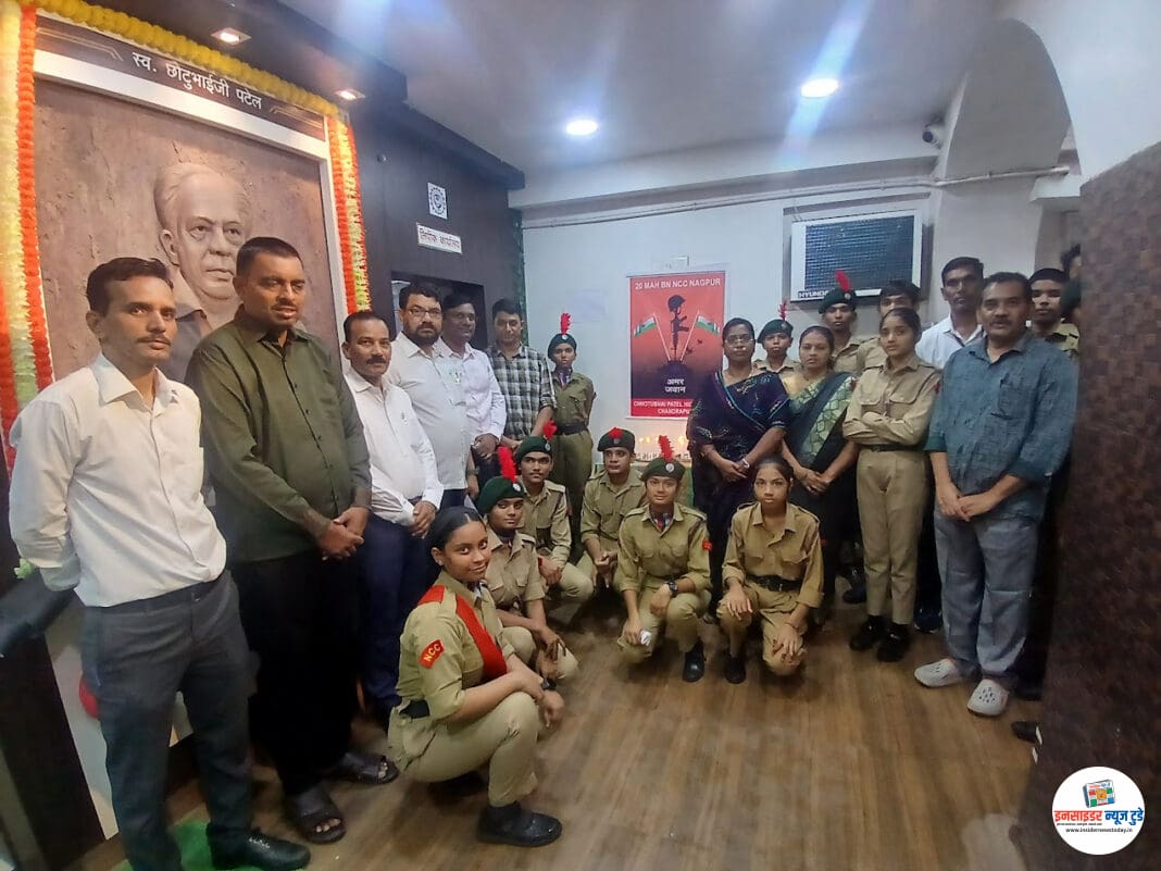 कारगिल युद्धात वीरगती प्राप्त झालेल्या शूरवीरांना छोटुभाई पटेल हायस्कुलमध्ये आदरांजली कारगिल युद्धात वीरगती प्राप्त झालेल्या शूरवीरांना छोटुभाई पटेल हायस्कुलमध्ये आदरांजली