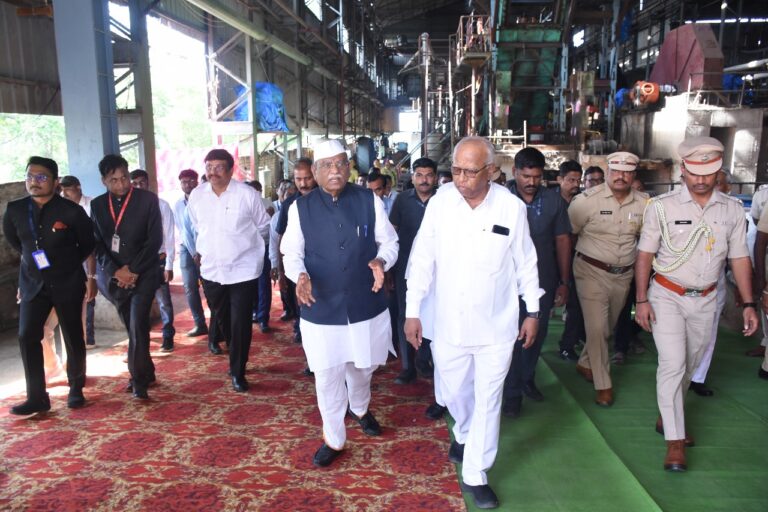 राजस्थानचे राज्यपाल हरीभाऊ बागडे यांची गुंज येथील नॅचरल शुगर युनिटला भेट
