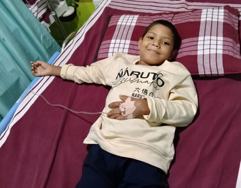 कर्करोगाशी झुंजणाऱ्या उमर खानला खासदार संजय देशमुख यांची मदत