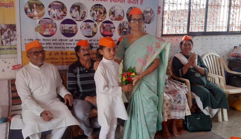 आसमान फाउंडेशन तर्फे गरीब शेतमजूरांच्या शाळकरी मुलांना कम्पॉस व मिठाईचे वितरण