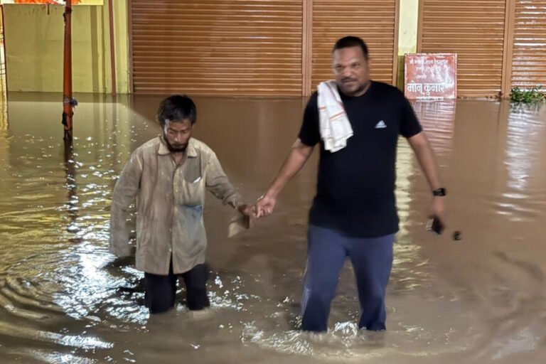 पोलीस प्रशासनाच्या मदतीने मंदिरात अडकलेल्या नागरिकांची सुटका