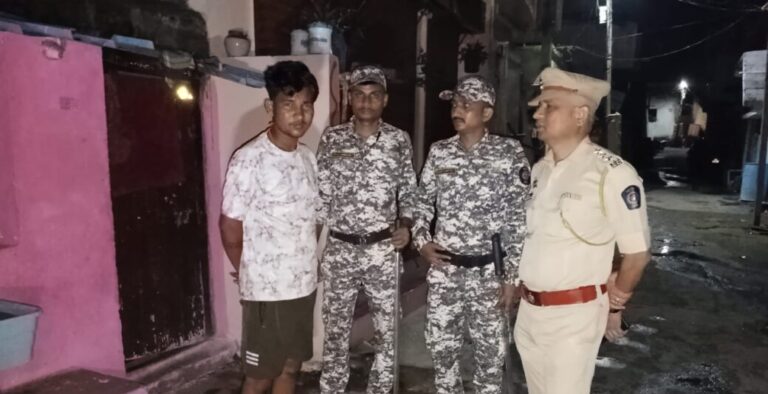 रात्र गस्त दरम्यान कोबींग ऑपरेशन राबवुन केले रेकॉर्डवरील गुन्हेगार चेक आणि नाकाबंदी करून तपासली वाहने