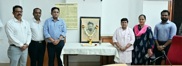 लोकमान्य बाळ गंगाधर टिळक यांना विभागीय आयुक्त कार्यालयात अभिवादन