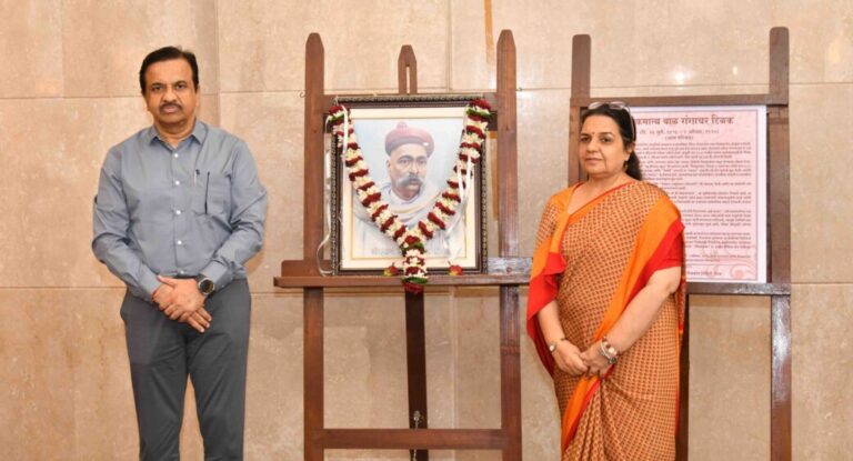 लोकमान्य टिळक यांच्या जयंतीनिमित्त मंत्रालयात अभिवादन