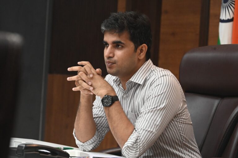 जिल्ह्यातील नागरिकांनी विकसित महाराष्ट्र सर्वेक्षणात सहभाग नोंदवावा  जिल्हाधिकारी विकास मीना यांचे आवाहन  राज्याच्या व्हिजन डॉक्युमेंट मध्ये सहभागाची संधी