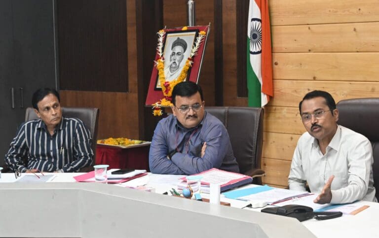 विभागांनी अनुकंपा नियुक्तीची कारवाई कालमर्यादेत करावी – पालकमंत्री संजय राठोड