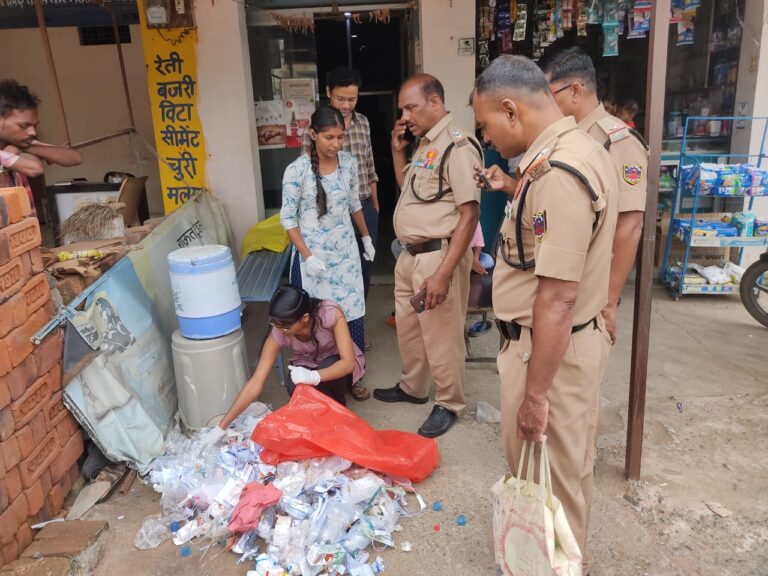 सार्वजनिक ठिकाणी अस्वच्छता पसरविणाऱ्या ५२ प्रकरणांची नोंद  उपद्रव शोध पथकाची धडक कारवाई 