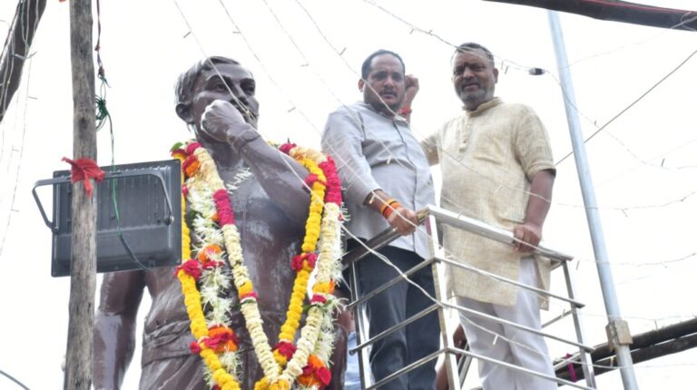 मनपातर्फे लोकमान्य टिळक व  चंद्रशेखर आझाद यांना विनम्र अभिवादन