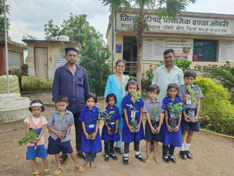 जि प प्राथमिक सेमी इंग्लिश स्कूल भोवरी येथील विद्यार्थ्यांनी घेतली वृक्ष संगोपनाची शपथ 