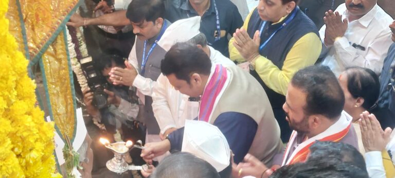 मुख्यमंत्री फडणवीस यांनी घेतले संत नामदेव महाराज पायरीचे दर्शन
