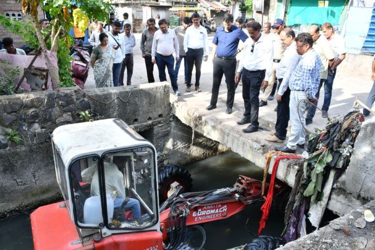 बाबा फरीदनगर आणि शक्ती नाल्यातील सफाईच्या चाचणीची आयुक्तांनी केली पाहणी
