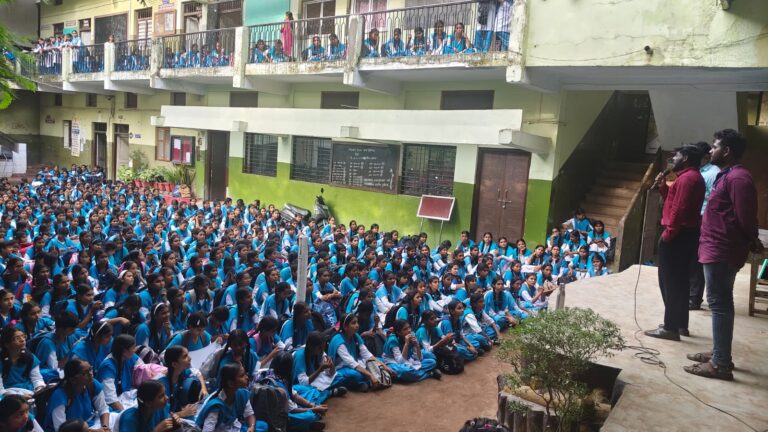 मनपा आरोग्य विभागामार्फत शाळांमध्ये डेंग्यू विषयी जनजागृती मनपातर्फे घरोघरी कंटेनर सर्वे