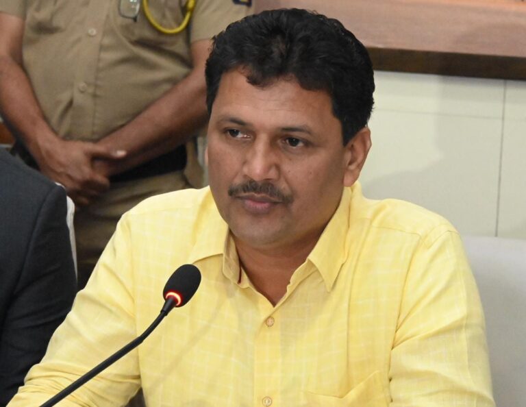 रायगड जिल्ह्यातील आश्रमशाळेतील विद्यार्थिनीच्या मृत्यू प्रकरणाची चौकशी सुरू  मुख्याध्यापक आणि अधीक्षिका निलंबित  – सार्वजनिक आरोग्य मंत्री प्रकाश आबिटकर