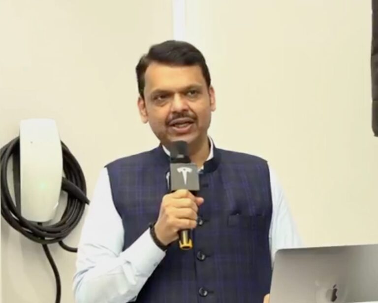 महाराष्ट्र देशातले सर्वात मोठे इलेक्ट्रिक वाहन  उत्पादन क्षमता असलेले राज्य ठरणार मुख्यमंत्री देवेंद्र फडणवीस यांचा विश्वास  मुख्यमंत्र्यांच्या हस्ते टेस्ला शो रूमचे उद्घाटन; भारतात टेस्लाची अधिकृत एंट्री