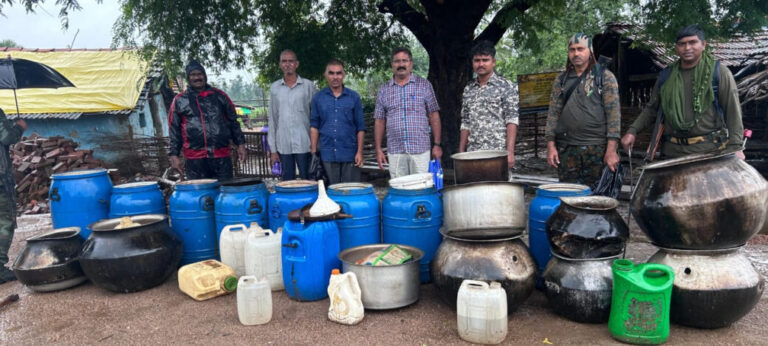 गडचिरोली पोलीसांनी विशेष मोहिम राबवित मौजा नवेगाव ता. धानोरा येथील 08 अवैध दारु  विक्रेत्यांविरुध्द केली कारवाई