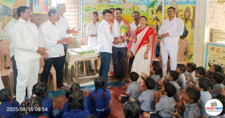 गुणवंत विद्यार्थ्यांच्या हस्ते ध्वजारोहण, त्यांच्या व त्यांच्या पालकांच्या सत्कार करून भांडेवाडी येथे स्वातंत्र्य दिन उत्साहात साजरा 