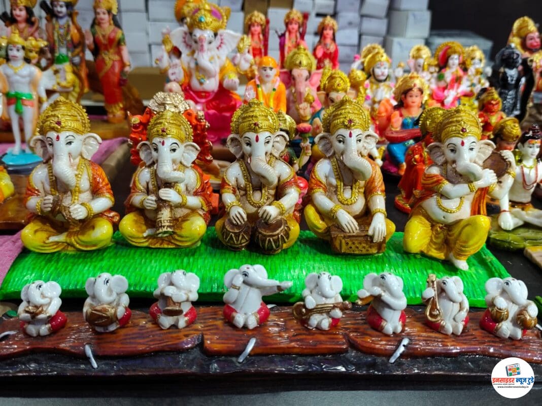 ‘मऱ्हाटी’ महाराष्ट्र एम्पोरियममध्ये गणेशमूर्तींच्या प्रदर्शनाला चांगला प्रतिसाद ‘मऱ्हाटी’ महाराष्ट्र एम्पोरियममध्ये गणेशमूर्तींच्या प्रदर्शनाला चांगला प्रतिसाद