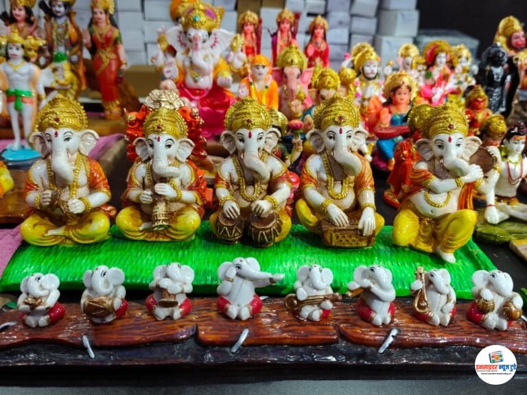 ‘मऱ्हाटी’  महाराष्ट्र एम्पोरियममध्ये गणेशमूर्तींच्या प्रदर्शनाला चांगला प्रतिसाद