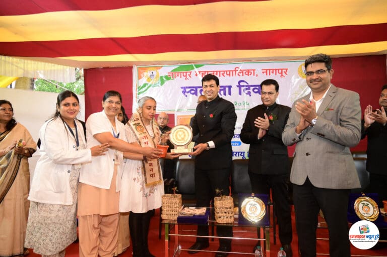 राष्ट्रीय गुणवत्ता आश्वासन मानक प्राप्त युपीएचसी ना आयुक्तांनी केले सन्मानित  स्वातंत्र्य दिनी मानेवाडा, नंदनवन, कपिल नगर यूपीएच चा सन्मान