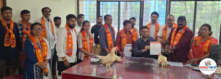 अवैध चिकन मटन मार्केट ला छुपा पाठिंबा देणाऱ्या मनपा अधिकाऱ्यांना मनसेने दिली कोंबड्यांची भेट
