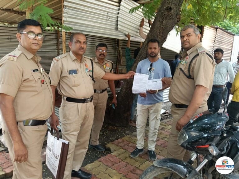 सार्वजनिक ठिकाणी अस्वच्छता पसरविणाऱ्या ३७ प्रकरणांची नोंद  उपद्रव शोध पथकाची धडक कारवाई 