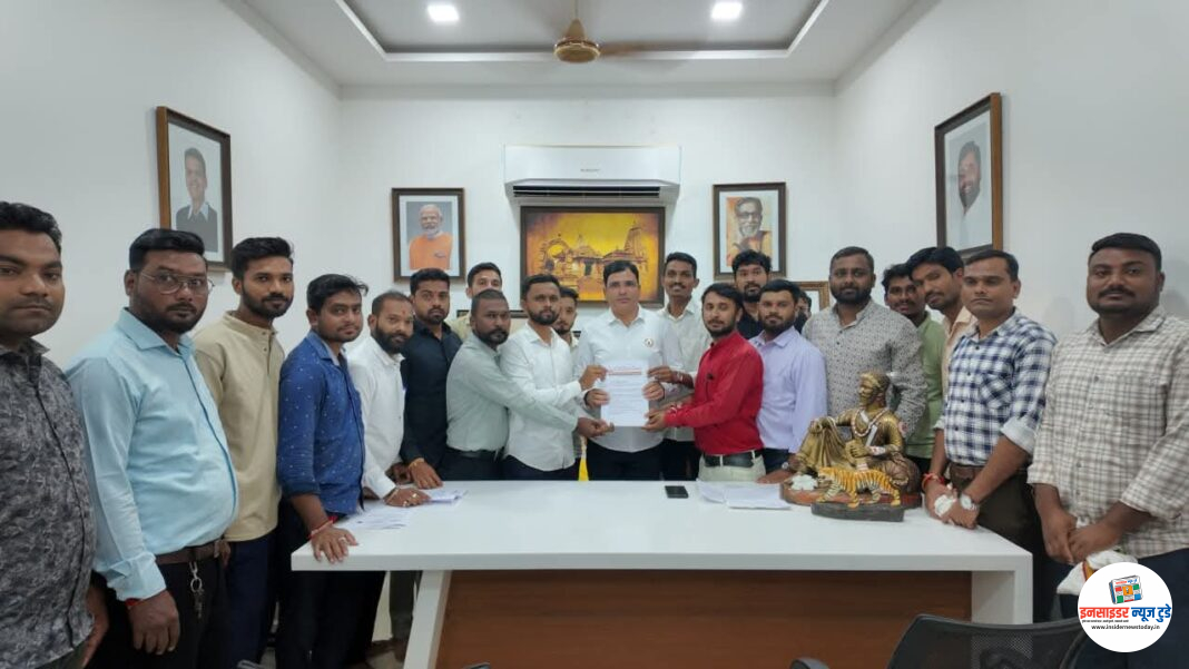 विज कंत्राटी कामगारांवर कंत्राटदाराकडून होत असलेल्या हुकुमशाही वृत्ती विरुद्ध एल्गार विज कंत्राटी कामगारांवर कंत्राटदाराकडून होत असलेल्या हुकुमशाही वृत्ती विरुद्ध एल्गार