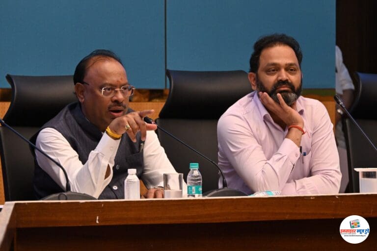 जिल्हा वार्षिक योजनेतून साकारल्या जाणाऱ्या विविध विकासकामांची कल्पना स्थानिक लोकप्रतिनिधींना द्यावी –  पालकमंत्री चंद्रशेखर बावनकुळे