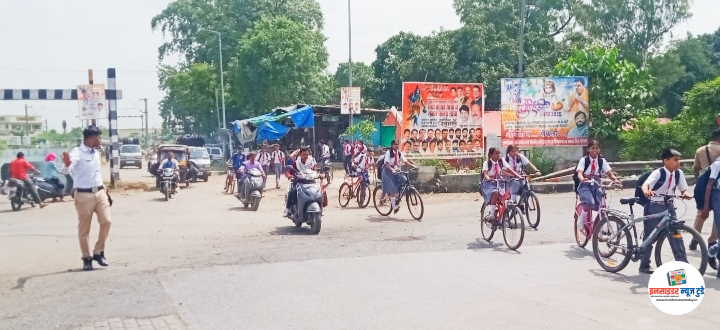 शाळा सुरु आणि सुटण्याच्या वेळ पोलीस कर्मचारी तैनात करण्याची मागणी