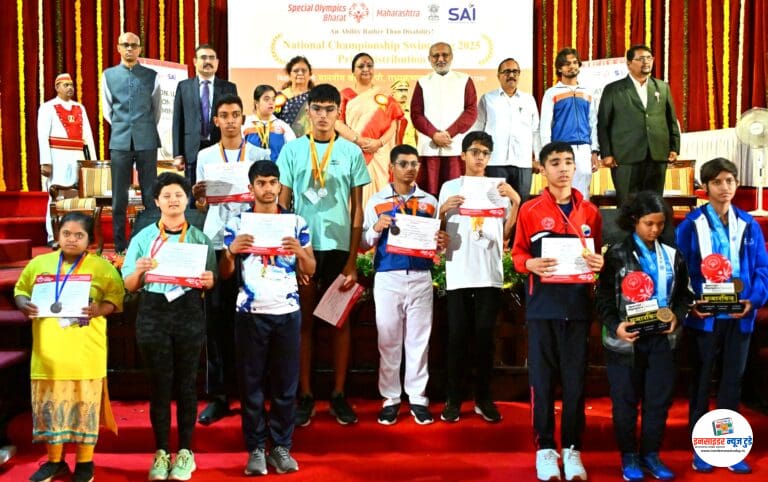 Maharashtra Governor presents prizes of National Swimming Competition for the Specially Abled